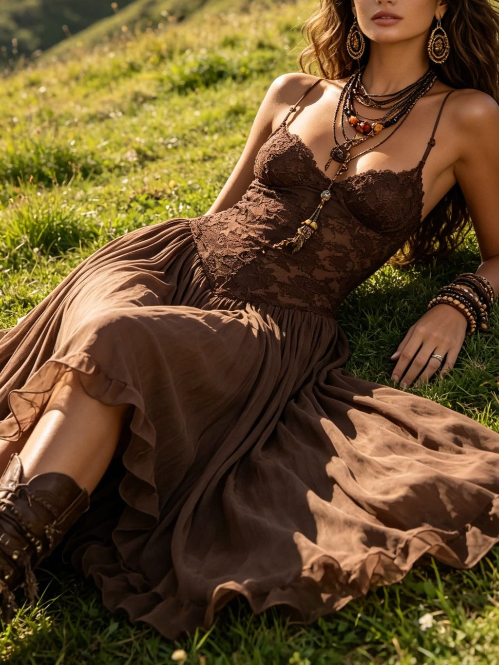 Vestido maxi de chifón con paneles de encaje de color marrón oscuro