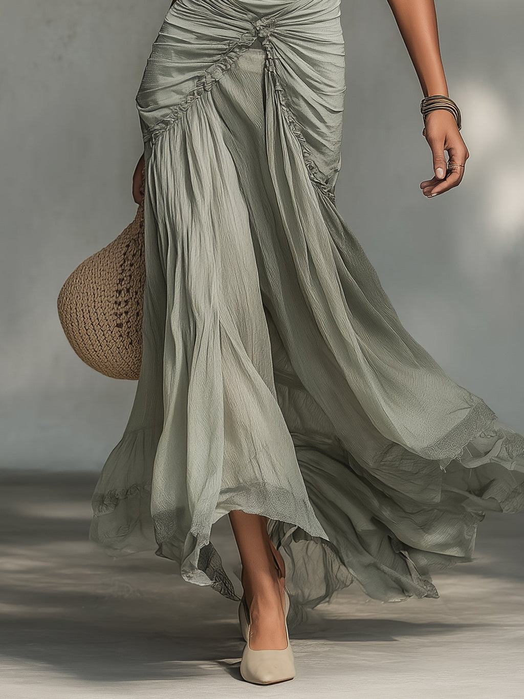 Vestido maxi gris de tela elástica y chifón
