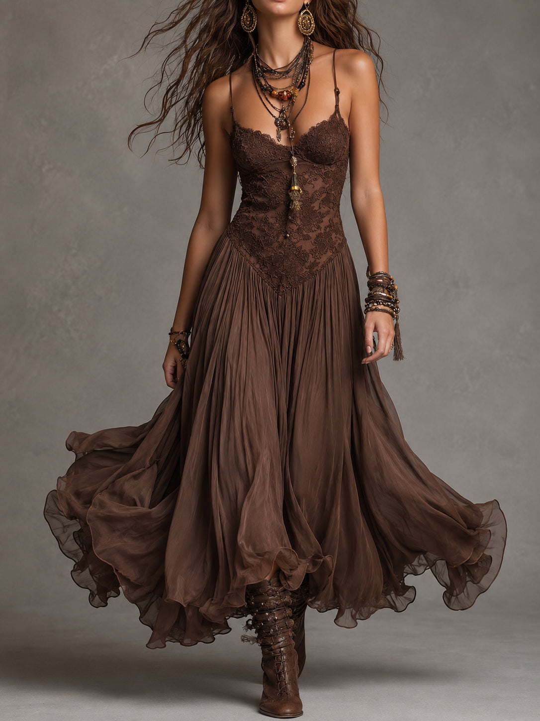 Vestido maxi de chifón con paneles de encaje de color marrón oscuro