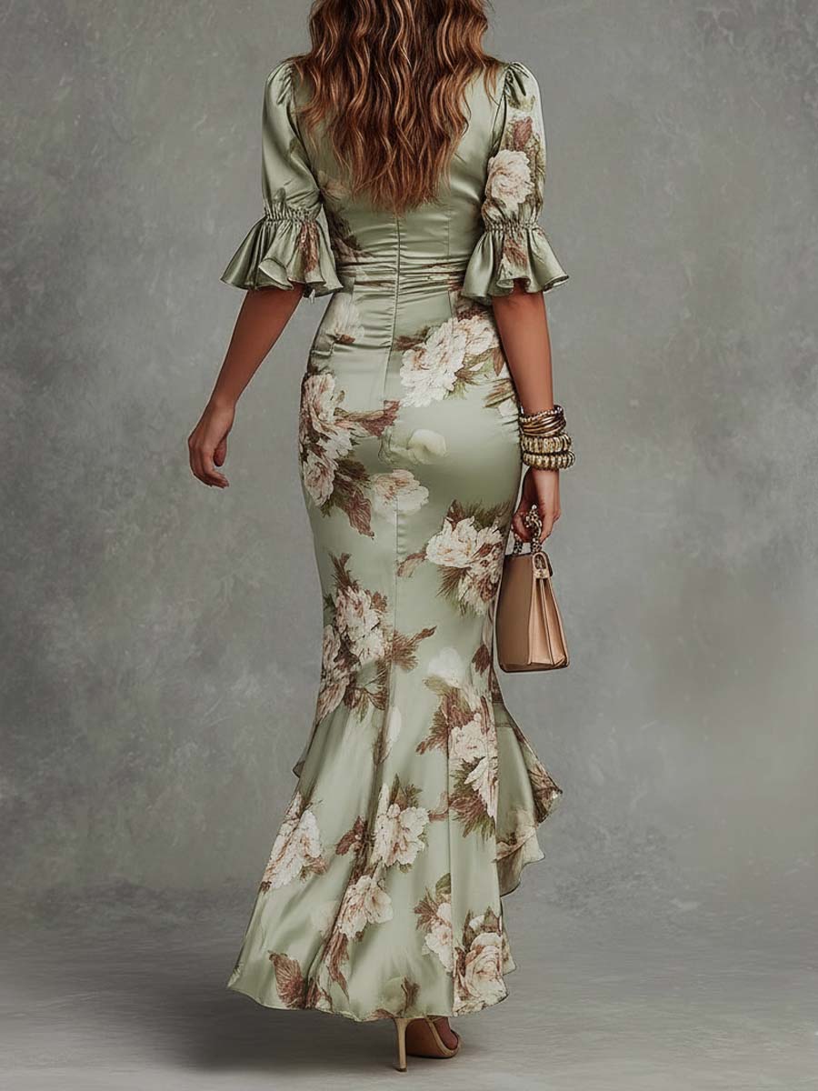 Vestido maxi asimétrico de satén verde con estampado floral y mangas campana con volantes, escote en V.
