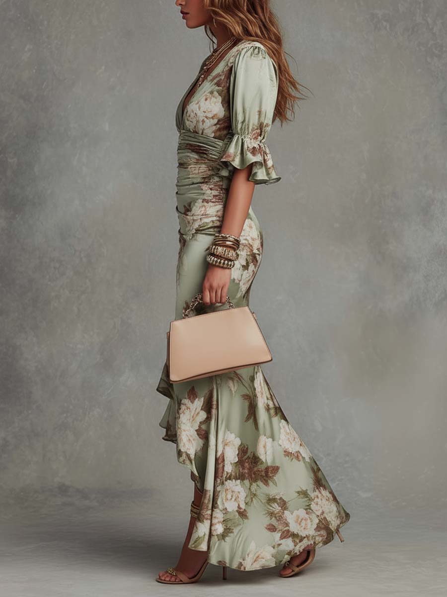 Vestido maxi asimétrico de satén verde con estampado floral y mangas campana con volantes, escote en V.